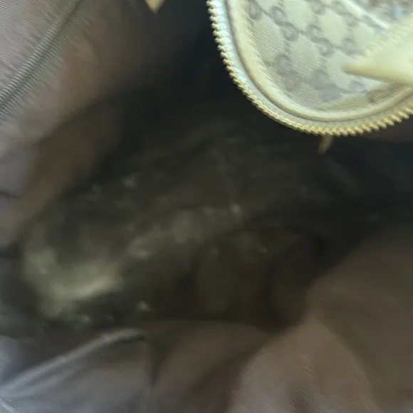 Gucci bag pretty good condition. I love this bag. Very versatile - Picture 5 of 12